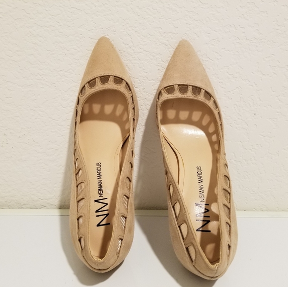 Neiman Marcus Pointy Toe 4.5" High Heel Pumps Tan Suede Eyelet Size 6 M - Picture 3 of 10